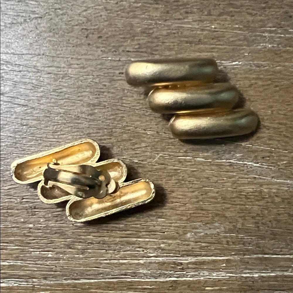Gold Tone Metal Rings - Picture 3 of 3